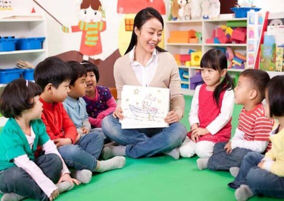 Mẹ phải làm sao để phát triển kỹ năng giao tiếp cho trẻ mầm non